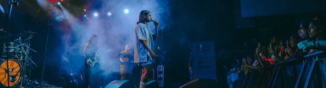 Priya Ragu auf einer Konzertb&uuml;hne